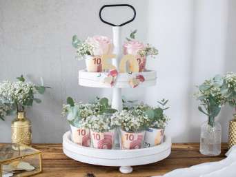 Geldgeschenk Goldene Hochzeit – Etagere mit Blumen als schönes Geldgeschenk.