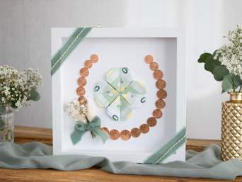 Geldgeschenk Goldene Hochzeit Bilderrahmen – Geld zu einem Hufeisen und Kleeblatt arrangiert.
