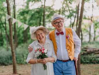 Goldene Hochzeit Outfit – Goldenes Paar in einem schicken, ungezwungenen Outfit.