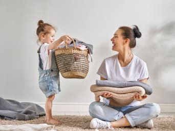 Tipps für einen guten Schulstart – Tochter hilft im Haushalt. Tipps für einen guten Schulstart – Tochter hilft im Haushalt.