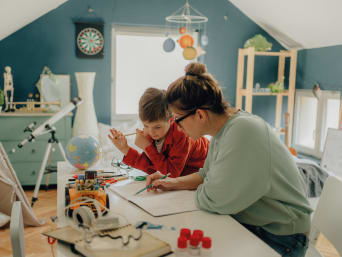 Huiswerk maken - moeder en zoon praten over huiswerk. Huiswerk maken - moeder en zoon praten over huiswerk.