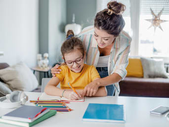 Huiswerkhulp - moeder helpt haar dochter met haar huiswerk. Huiswerkhulp - moeder helpt haar dochter met haar huiswerk.