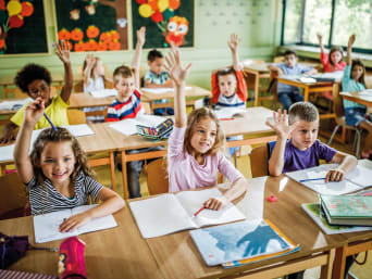 Grundschulzeit – Schüler melden sich, um die Frage des Lehrers zu beantworten. Grundschulzeit – Schüler melden sich, um die Frage des Lehrers zu beantworten.