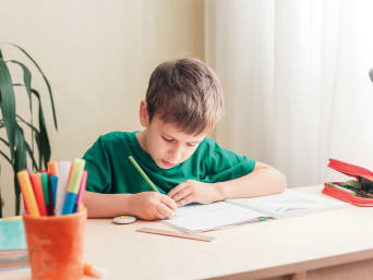 Schreibtisch Kinderzimmer – Schüler erledigt seine Hausaufgaben am Schreibtisch. Schreibtisch Kinderzimmer – Schüler erledigt seine Hausaufgaben am Schreibtisch.