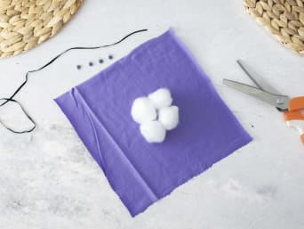 Halloween window décor: how to make a ghost out of fabric. Halloween window décor: how to make a ghost out of fabric.