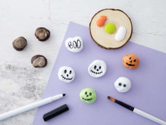 Making Halloween decorations with children: small pumpkins and ghosts made out of conkers. Making Halloween decorations with children: small pumpkins and ghosts made out of conkers.