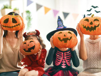 Halloween Bräuche: Familie in Verkleidung mit Kürbislaternen. Halloween Bräuche: Familie in Verkleidung mit Kürbislaternen.