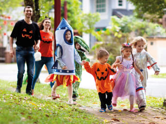 Halloween Ursprung: Süßes oder Saures ist eine der beliebtesten Halloween-Traditionen. Halloween Ursprung: Süßes oder Saures ist eine der beliebtesten Halloween-Traditionen.