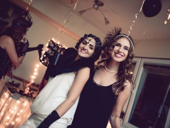 Make your own Halloween costumes: last-minute classy 20s look. Make your own Halloween costumes: last-minute classy 20s look.