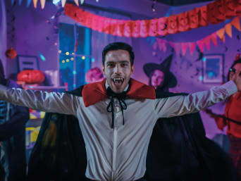 Simple Halloween costumes: last-minute vampire Halloween costume. Simple Halloween costumes: last-minute vampire Halloween costume.