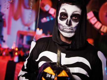 Maak snel zelf je eigen halloweenkostuums: maak je eigen skelettenkostuum. Maak snel zelf je eigen halloweenkostuums: maak je eigen skelettenkostuum.