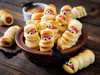 Halloween recipes: savoury puff pastry mummies. Halloween recipes: savoury puff pastry mummies.