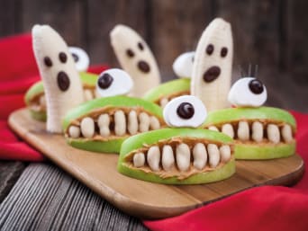 Healthy Halloween snacks for children: monster apples. Healthy Halloween snacks for children: monster apples.