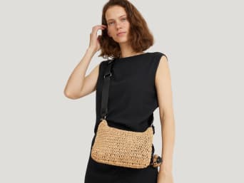 How to match handbag with outfit: handbags made out of straw will make you look summery. How to match handbag with outfit: handbags made out of straw will make you look summery.
