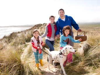 Ferien mit dem Haustier – Familie macht Ferien am Strand mit ihrem Hund. Ferien mit dem Haustier – Familie macht Ferien am Strand mit ihrem Hund.