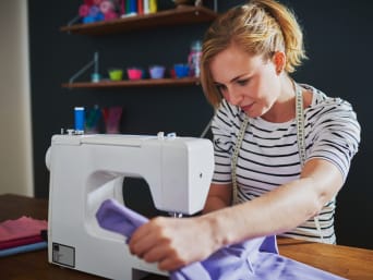 Nähen als Handarbeit – Hobby-Näherin arbeitet mit ihrer Nähmaschine. Nähen als Handarbeit – Hobby-Näherin arbeitet mit ihrer Nähmaschine.