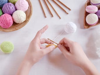 Häkeln lernen – Jemand häkelt einen gelben Amigurumi Macaron. Häkeln lernen – Jemand häkelt einen gelben Amigurumi Macaron.