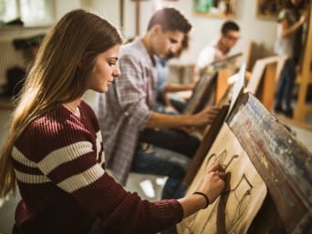 Zeichnen lernen: Junge Frau zeichnet ein Stillleben in einem Kunstkurs.  Zeichnen lernen: Junge Frau zeichnet ein Stillleben in einem Kunstkurs.