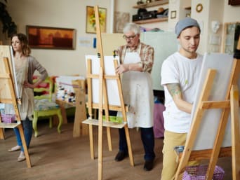 Malen lernen für Erwachsene: Teilnehmer eines Kunstkurses konzentrieren sich auf ihre Staffeleien.  Malen lernen für Erwachsene: Teilnehmer eines Kunstkurses konzentrieren sich auf ihre Staffeleien.