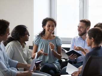Sprache schnell lernen: Eine Lerngruppe übt gemeinsam das Sprechen einer neuen Sprache.