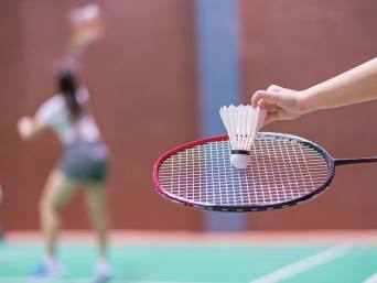 Badminton Training für Kinder: Detailaufnahme von einem Badmintonschläger und einem Federball. Badminton Training für Kinder: Detailaufnahme von einem Badmintonschläger und einem Federball.