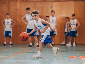 Basketball Kinder – Bub beim Basketball-Training. Basketball Kinder – Bub beim Basketball-Training.