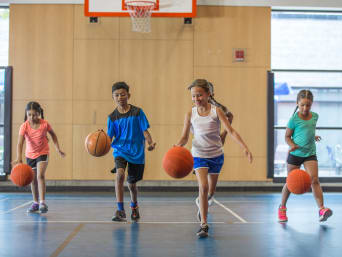Basketball für Kinder – Kinder beim Basketball-Training.  Basketball für Kinder – Kinder beim Basketball-Training.