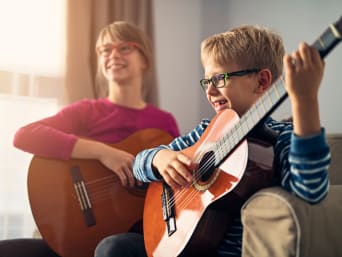 Gitarre lernen für Kinder – Kinder beim gemeinsamen Gitarrenunterricht. Gitarre lernen für Kinder – Kinder beim gemeinsamen Gitarrenunterricht.