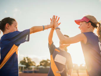 Hobbys für Kinder – Kinder klatschen sich nach dem Sport ab. Hobbys für Kinder – Kinder klatschen sich nach dem Sport ab.