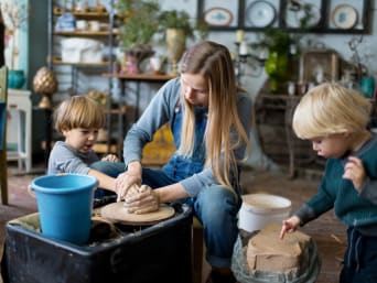 Pottenbakken met kinderen – Kinderen bij een workshop pottenbakken. Pottenbakken met kinderen – Kinderen bij een workshop pottenbakken.