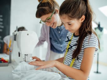 Naaien met kinderen – Meisje bij een naaicursus Naaien met kinderen – Meisje bij een naaicursus