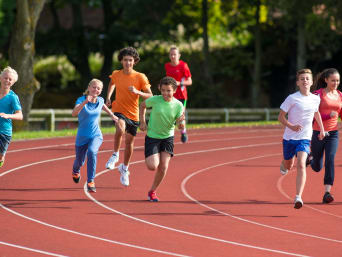 Leichtathletik für Kinder – Kinder auf Laufstrecke. Leichtathletik für Kinder – Kinder auf Laufstrecke.