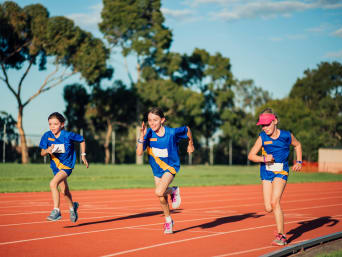 Kinderleichtathletik – Mädchen beim Laufen. Kinderleichtathletik – Mädchen beim Laufen.