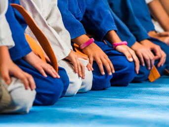 Kampfsport für Kinder: Gruppe von Kampfsportschülern während einer Unterrichtseinheit. Kampfsport für Kinder: Gruppe von Kampfsportschülern während einer Unterrichtseinheit.