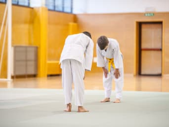 Kampfsport für Kinder: Zwei Judo-Schüler verneigen sich voreinander. Kampfsport für Kinder: Zwei Judo-Schüler verneigen sich voreinander.