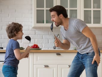 Singen für Kinder – Vater und Sohn singen gemeinsam. Singen für Kinder – Vater und Sohn singen gemeinsam.