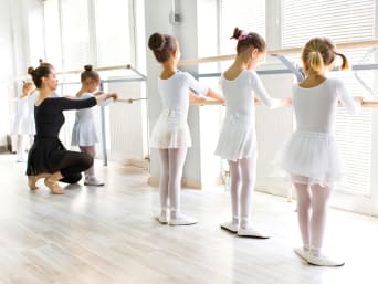 Ballett für Kinder – Junge Mädchen trainieren an der Ballettstange. Ballett für Kinder – Junge Mädchen trainieren an der Ballettstange.