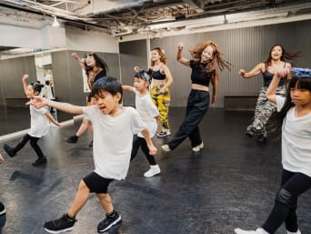 Kinder tanzen – Buben und Mädchen verschiedener Altersstufen tanzen Hip-Hop. Kinder tanzen – Buben und Mädchen verschiedener Altersstufen tanzen Hip-Hop.