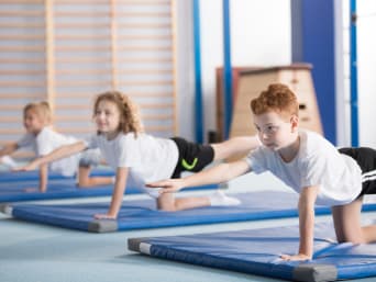 Kinderturnen: Kinder beim Bodenturnen auf Matten. Kinderturnen: Kinder beim Bodenturnen auf Matten.