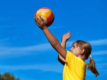 Volleyball für Kinder – Mädchen macht einen Aufschlag.  Volleyball für Kinder – Mädchen macht einen Aufschlag.