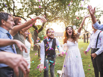 Huwelijk tradities – Bruidspaar wordt toegejuicht door gasten.  Huwelijk tradities – Bruidspaar wordt toegejuicht door gasten.