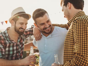 Bruiloft tradities – Mannen tijdens een vrijgezellenavond. Bruiloft tradities – Mannen tijdens een vrijgezellenavond.
