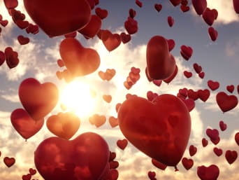 Tradities bruiloft – Hartvormige balonnen met wensen stijgen op in de buitenlucht.  Tradities bruiloft – Hartvormige balonnen met wensen stijgen op in de buitenlucht.