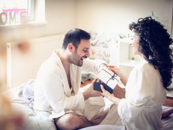 Tradities bruiloft: De bruid geeft haar liefste een cadeau in de ochtend. Tradities bruiloft: De bruid geeft haar liefste een cadeau in de ochtend.