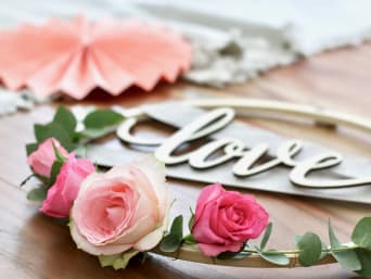 DIY wedding gifts: roses and a decorative plaque with the word ” Love” . DIY wedding gifts: roses and a decorative plaque with the word ” Love” .