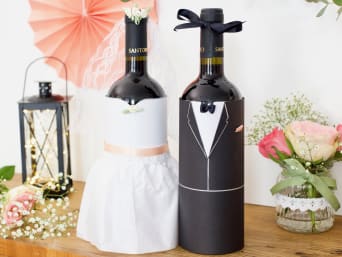 Handmade wedding gifts: a wrapped bottle of wine as a wedding gift. Handmade wedding gifts: a wrapped bottle of wine as a wedding gift.