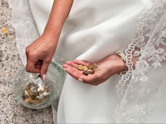 Was kostet eine Hochzeit? – Symbolisches Bild für die durchschnittlichen Hochzeitskosten. Was kostet eine Hochzeit? – Symbolisches Bild für die durchschnittlichen Hochzeitskosten.