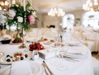 Kosten bruiloft voor locatie, eten & drinken: Bruiloft in een chique stijl.  Kosten bruiloft voor locatie, eten & drinken: Bruiloft in een chique stijl.