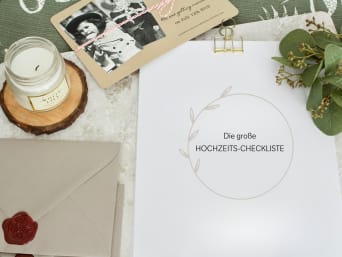 Hochzeitsplanung Checkliste – Eine Checkliste liegt zusammen mit der Einladung auf dem Tisch. Hochzeitsplanung Checkliste – Eine Checkliste liegt zusammen mit der Einladung auf dem Tisch.