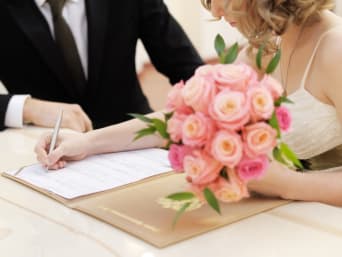 Huwelijk burgerlijke stand: Ondertekening van de huwelijksakte bij de burgerlijke stand Huwelijk burgerlijke stand: Ondertekening van de huwelijksakte bij de burgerlijke stand